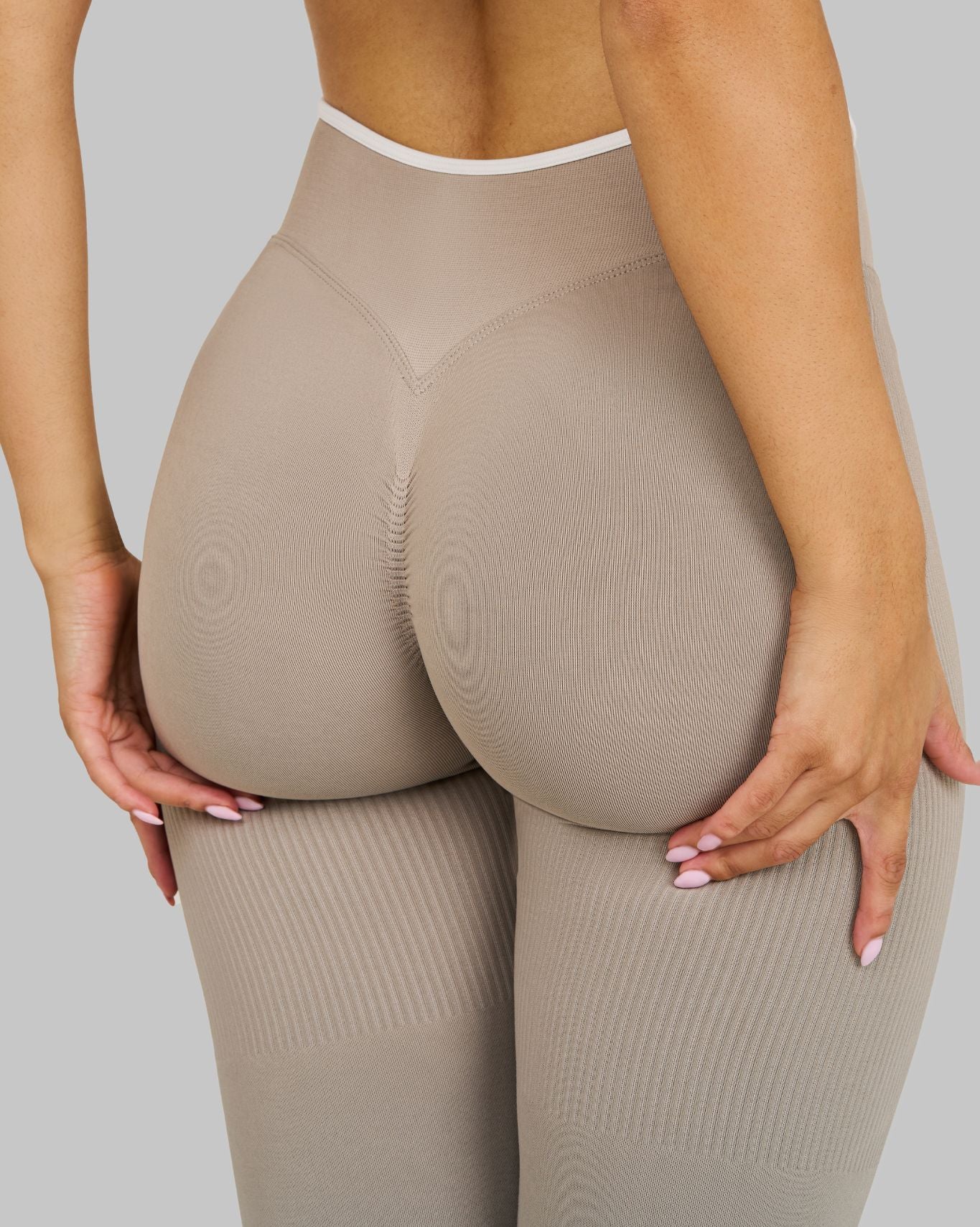 Outline V-Waist Leggings | Latte